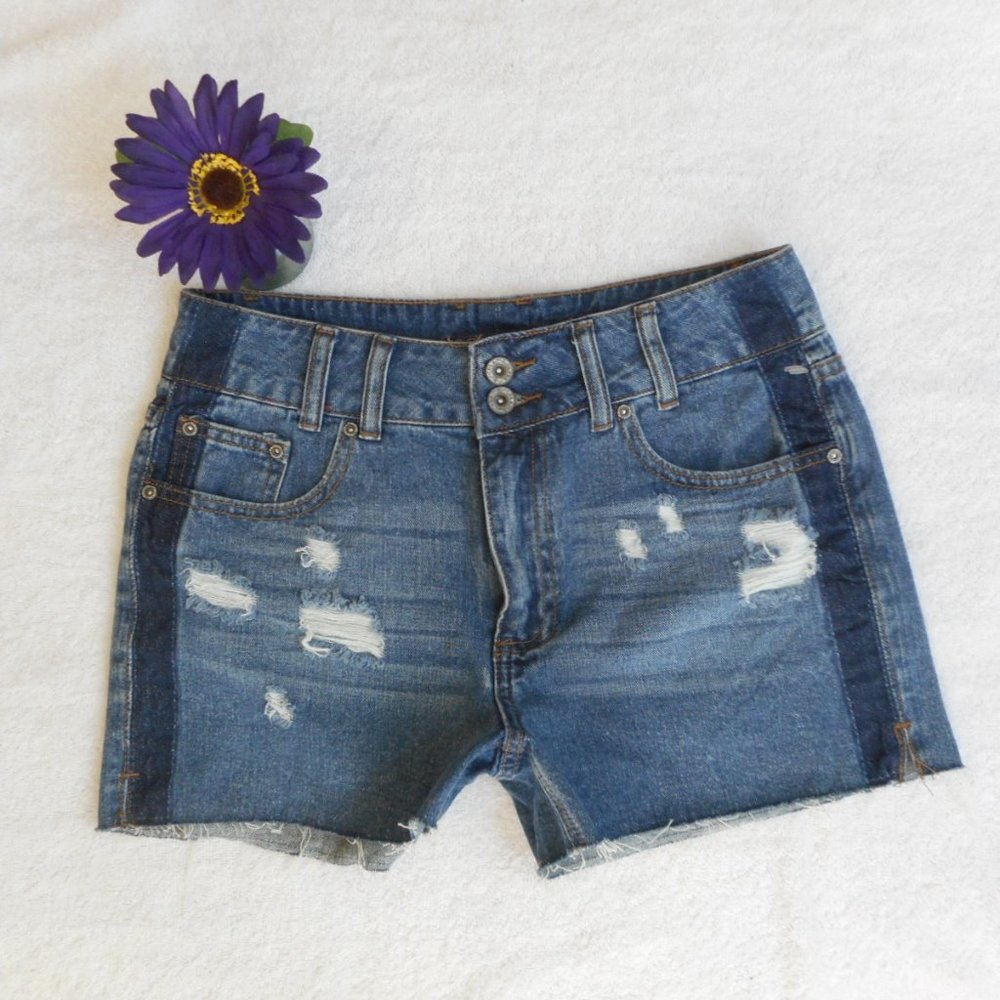 New MAURICES Jean Shorts Distressed Size 3/4